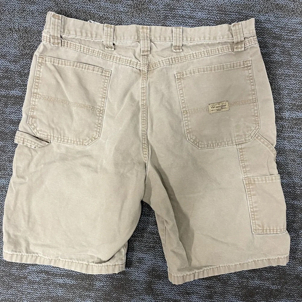 Excellent used condition men’s 36 regular carpenter khaki wrangler shorts - Picture 4 of 5